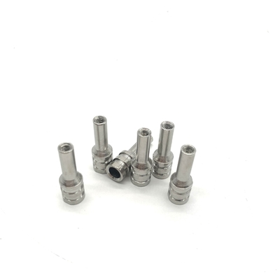 Il CNC dell'elettroforesi lavora i pezzi meccanici al tornio, il fastenal 6x31.6mm del dado del ribattino della sfortuna