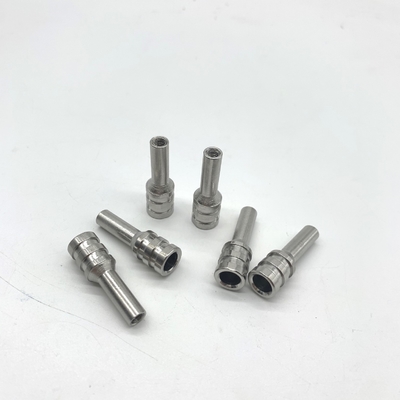 Il CNC dell'elettroforesi lavora i pezzi meccanici al tornio, il fastenal 6x31.6mm del dado del ribattino della sfortuna