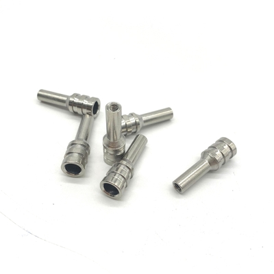 Il CNC dell'elettroforesi lavora i pezzi meccanici al tornio, il fastenal 6x31.6mm del dado del ribattino della sfortuna