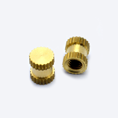L'inserzione d'ottone del dado d'ottone dell'inserzione ha zigrinato il dado della cavità del dado del foro cieco del dado tramite il dado del foro per la colata calda, di plastica